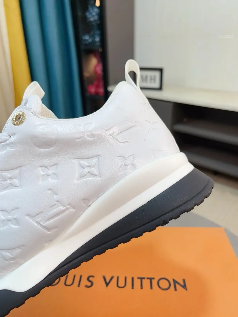 Ex-factory price 520🌹🌹[lv]🌹High-end men's shoes brand: Official website 1:1 Latest masterpiece: The upper is made of Italian imported first-layer cowhide punching design➕made of full genuine leather lining🔥, making walking more convenient and comfortable! Exclusive new style, stunning work [color]! Create a fashionable personality to set off your uniqueness! A must-have for trendy men! Classic🔥Number: 38-44